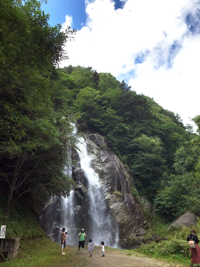 水しぶきを上げる長野県高森町の不動滝
