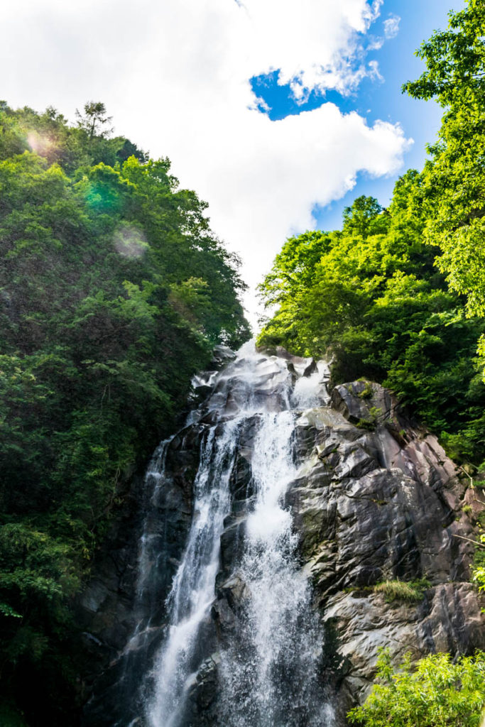 水しぶきを上げる長野県高森町の不動滝