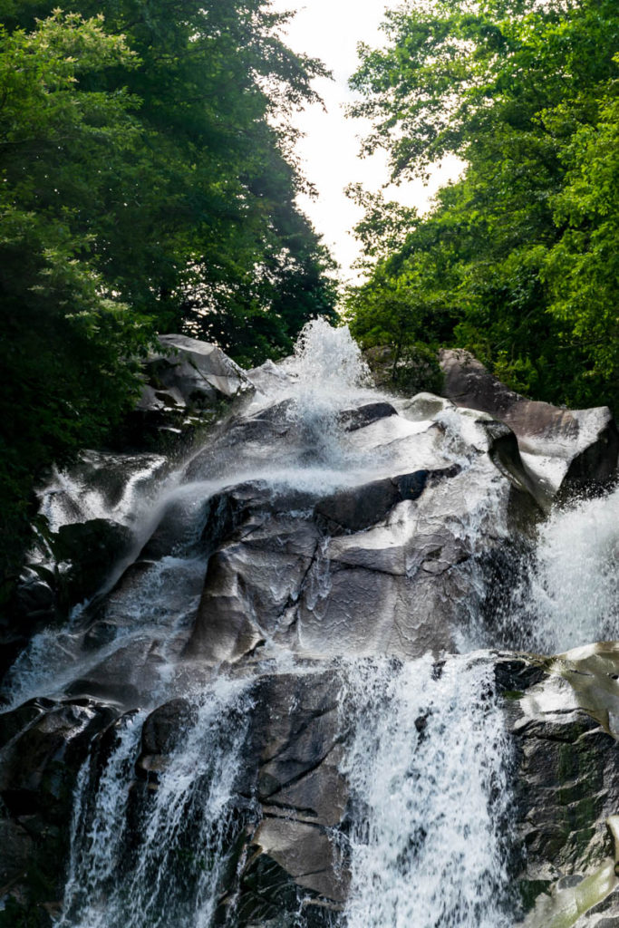 水しぶきを上げる長野県高森町の不動滝