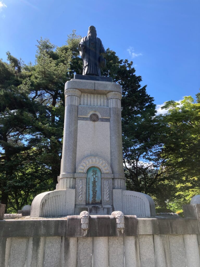 岡谷市鶴峯公園片倉兼太郎の銅像